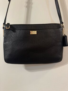 EUC COACH Madison Pebbled Leather East West Swingpack